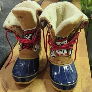 Khombu Navy and Tan Snow Boots